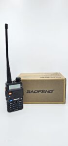 Emisora baofeng uv5r 8w con pinganillo de regalo